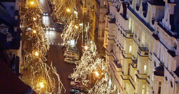 Pařížská každý rok před Vánoci nádherně svítí. Letos ale možná zůstane zhasnutá.