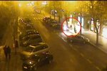 Šílená žena skákala v Pařížské po autech