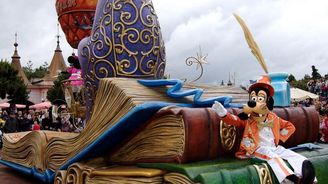 Málo hostů, obří dluh: Disney musí zachránit pařížský Disneyland