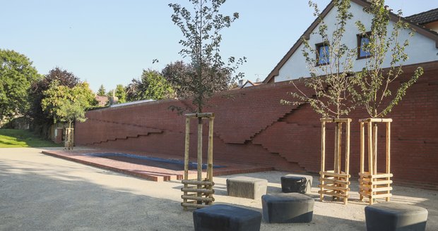 V Čakovicích zrevitalizovali Husův park. Speciálně upravená cihlová zeď dokonce pomáhá čistit ovzduší