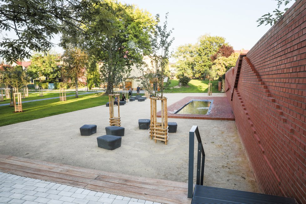 V Čakovicích zrevitalizovali Husův park. Speciálně upravená cihlová zeď dokonce pomáhá čistit ovzduší