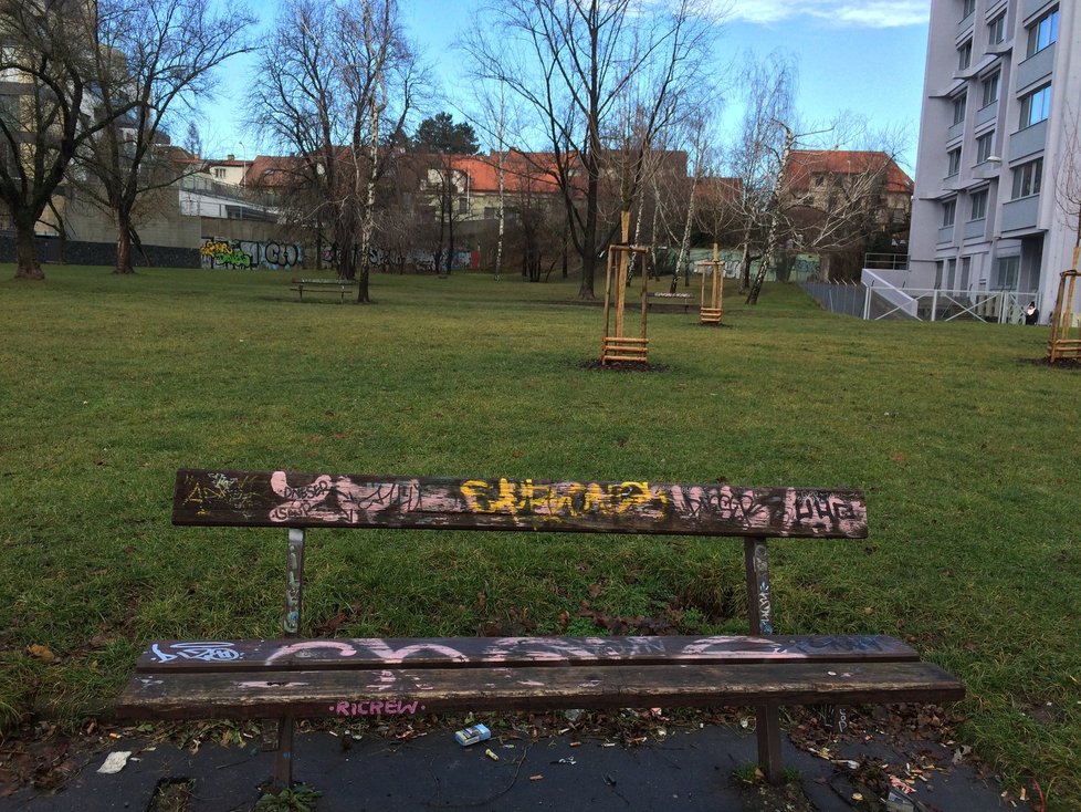 Neudržovaná zeleň, poničené lavičky – takto vypadá park Dlážděnka nyní.