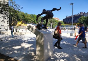 Současná podoba parku Folimanka po vybudování nové infrastruktury. Vedle prostoru pro kolečkové sporty přibyla též socha bronzového skateboardisty.