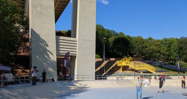 Současná podoba parku Folimanka, kam nové přibyla i socha bronzového skateboardisty
