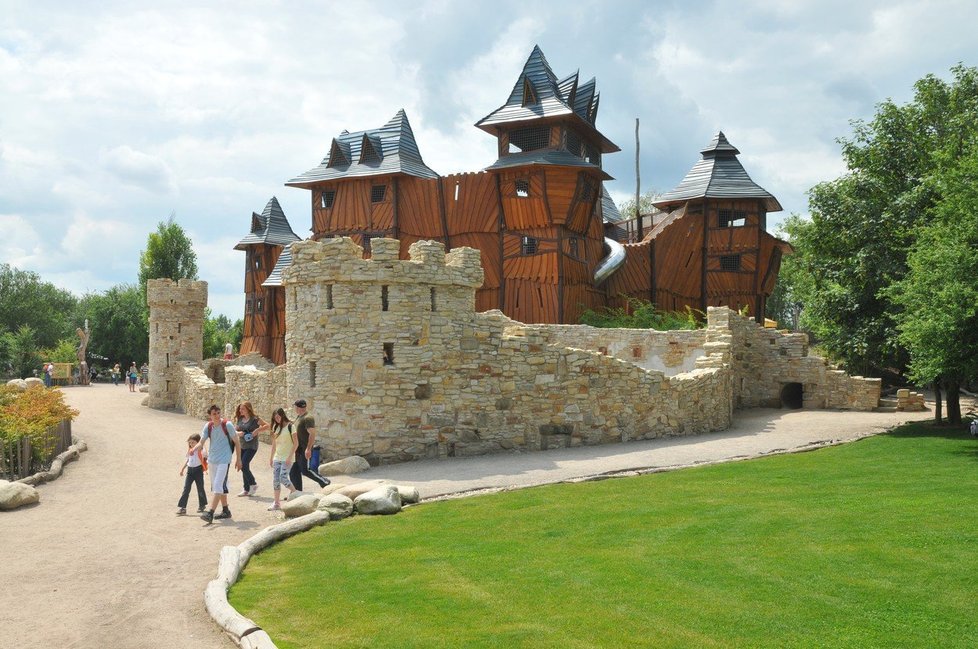 Další tip pro rodiny: zábavní park Mirakulum v Milovicích se spoustou atrakcí, jako jsou např. hrady, podzemní bludiště, obří houpačky, lanové centrum a další.