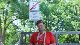 Svérázné řešení bariérovosti v parku v Modřanech: Zákaz pro vozíčkáře a objížďka! 2 roky bez kolaudace 