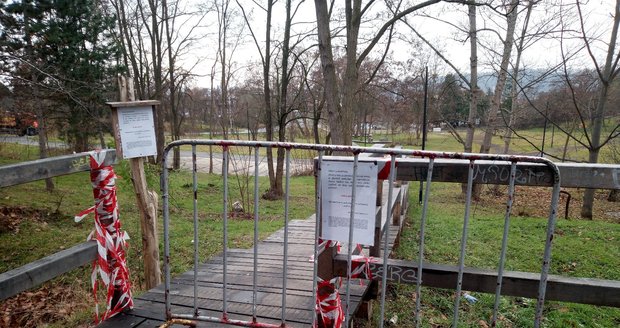 Do parku v Modřanech z rozhodnutí stavebního úřadu nesmí vstupovat nikdo. Jeho části totiž nemají potřebná povolení.