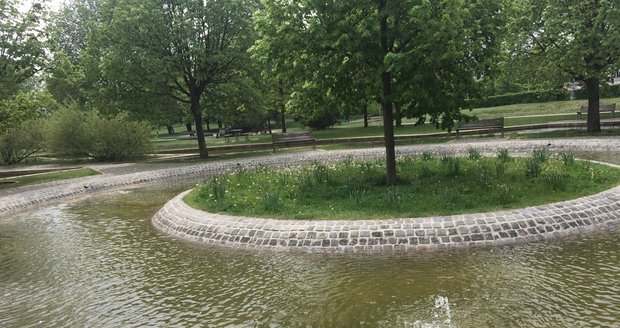 Park Přátelství na Střížkově a Proseku je ojedinělý svými kaskádovitými vodními prvky.