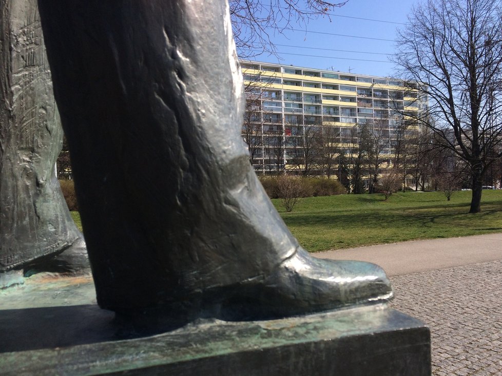 Ze svého soklu shlíží proletářský básník na ojedinělý park uprostřed betonového panelového sídliště.