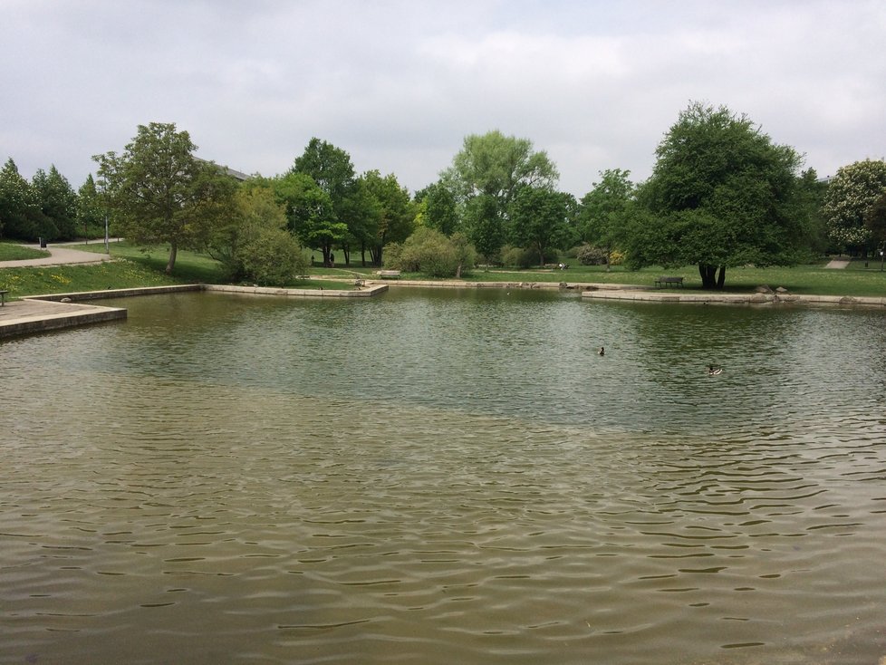 Park Přátelství na Střížkově a Proseku je ojedinělý svými kaskádovitými vodními prvky.