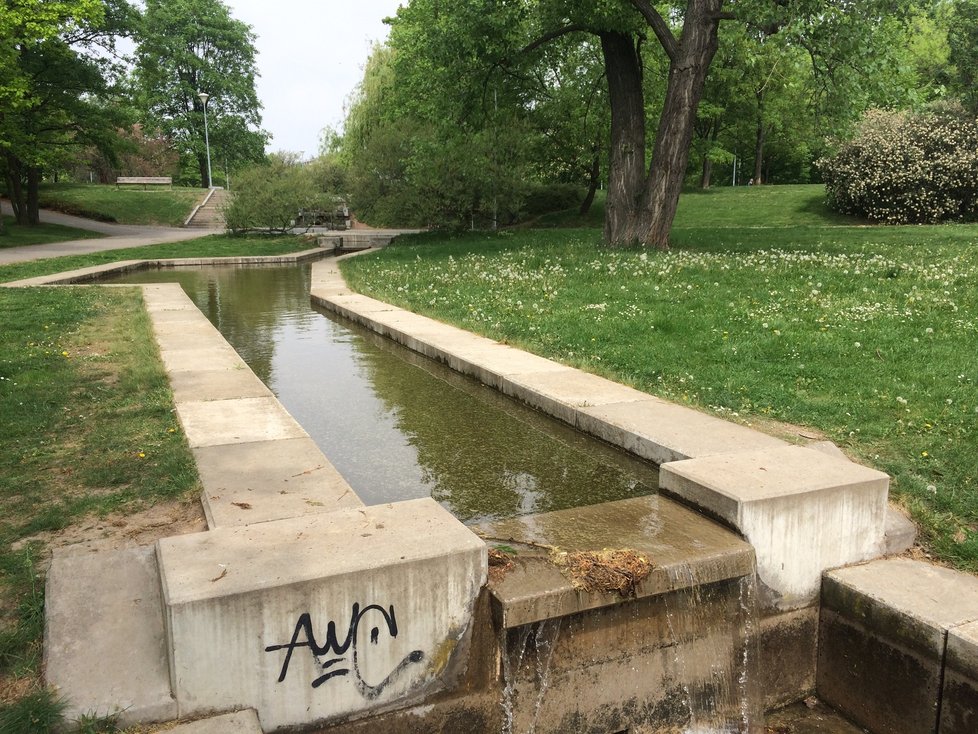 Park Přátelství na Střížkově a Proseku je ojedinělý svými kaskádovitými vodními prvky.