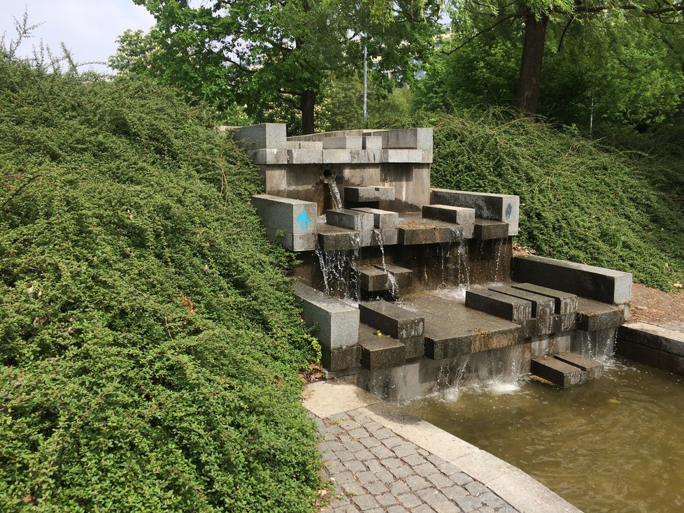 Park Přátelství na Střížkově a Proseku je ojedinělý svými kaskádovitými vodními prvky.