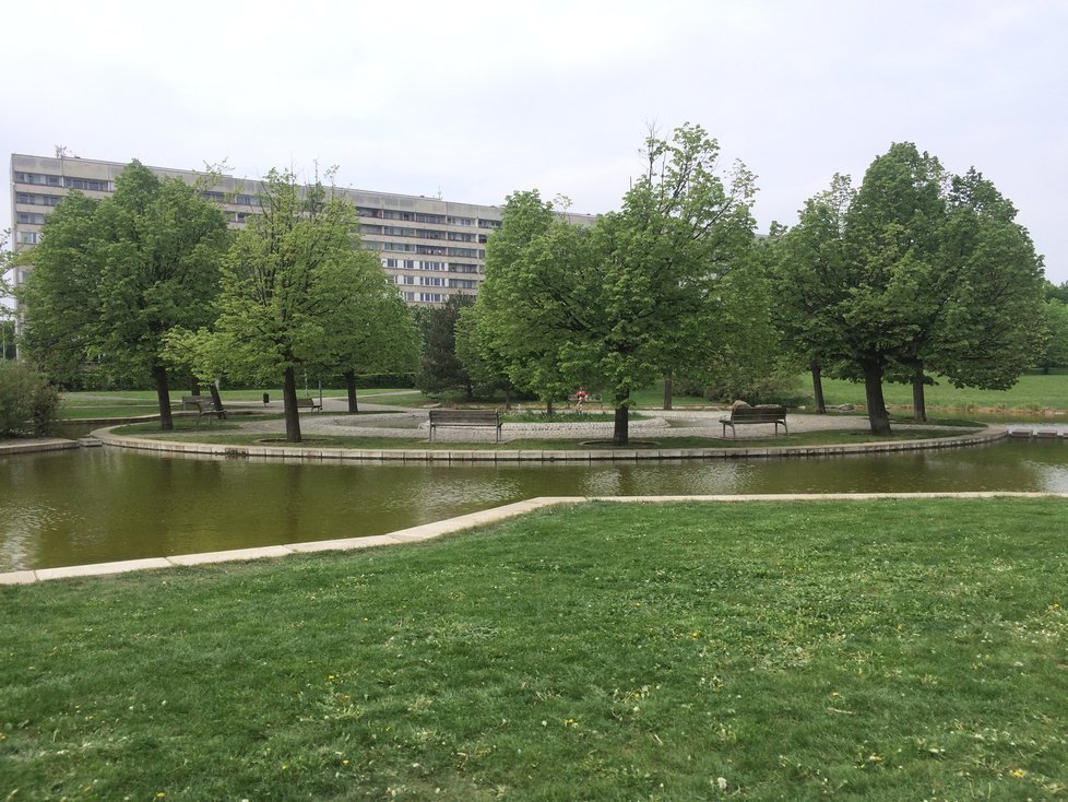 Park Přátelství na Střížkově a Proseku je ojedinělý svými kaskádovitými vodními prvky.