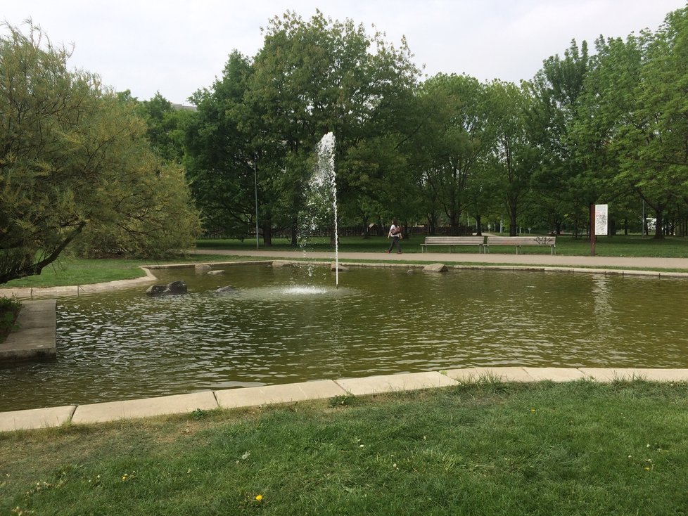 Park Přátelství na Střížkově a Proseku je ojedinělý svými kaskádovitými vodními prvky.