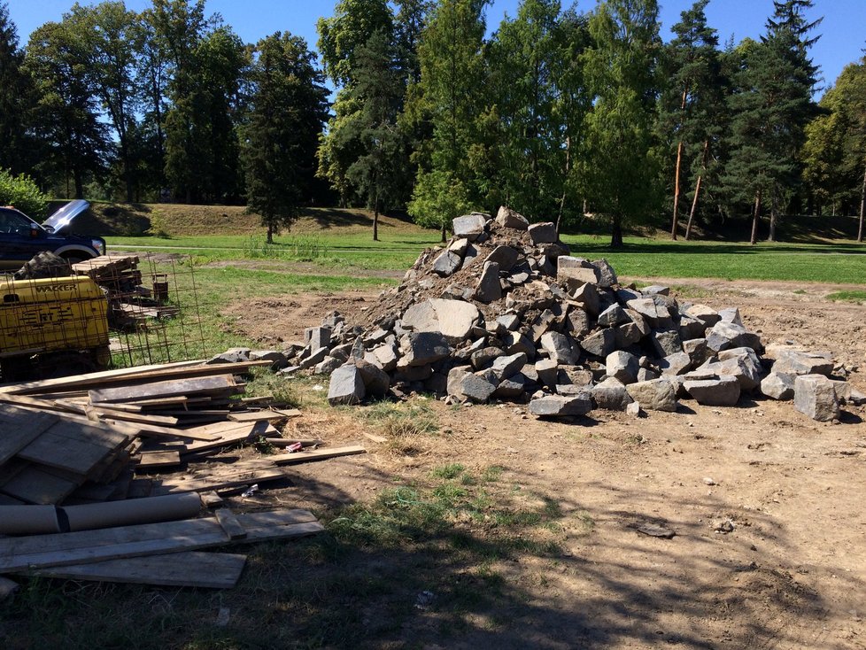 Stavební materiál po dokončení prací zmizí.