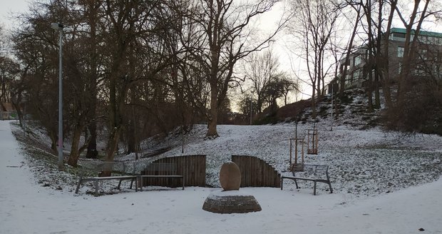 Park Willyho Brandta, kterým prochází Chittussiho ulice, patří k jedněm z nejmalebnějších v Praze. Napomáhá mu jeho vzezření malého údolíčka uprostřed vilové zástavby v Bubenči.