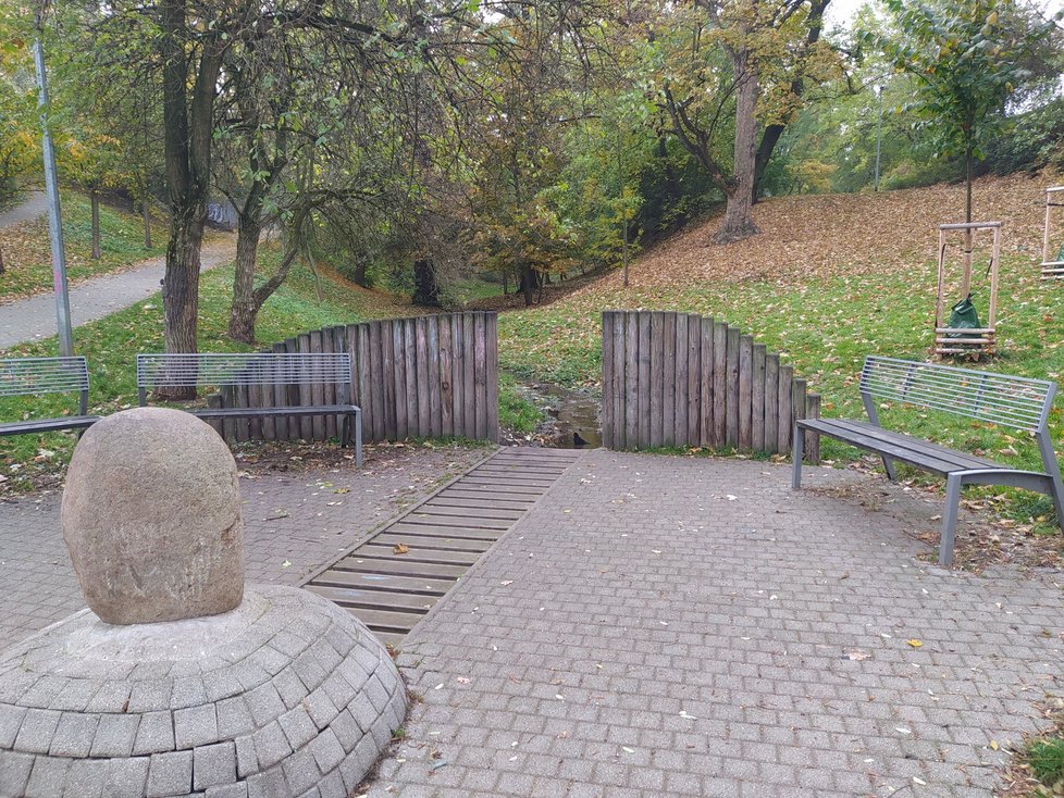 Park Willyho Brandta, kterým prochází Chittussiho ulice, patří k jedněm z nejmalebnějších v Praze. Napomáhá mu jeho vzezření malého údolíčka uprostřed vilové zástavby v Bubenče.