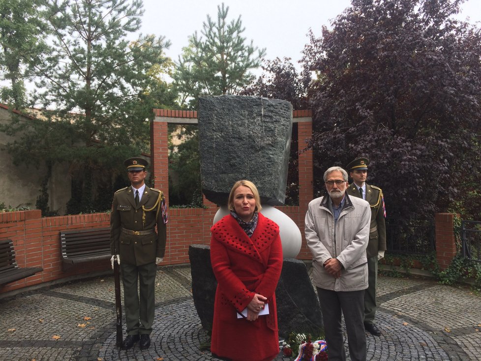 Slavnostního odhalení pomníku byla účastna starostka Prahy 2 Jana Černochová s místostarostou Janem Korseskou.