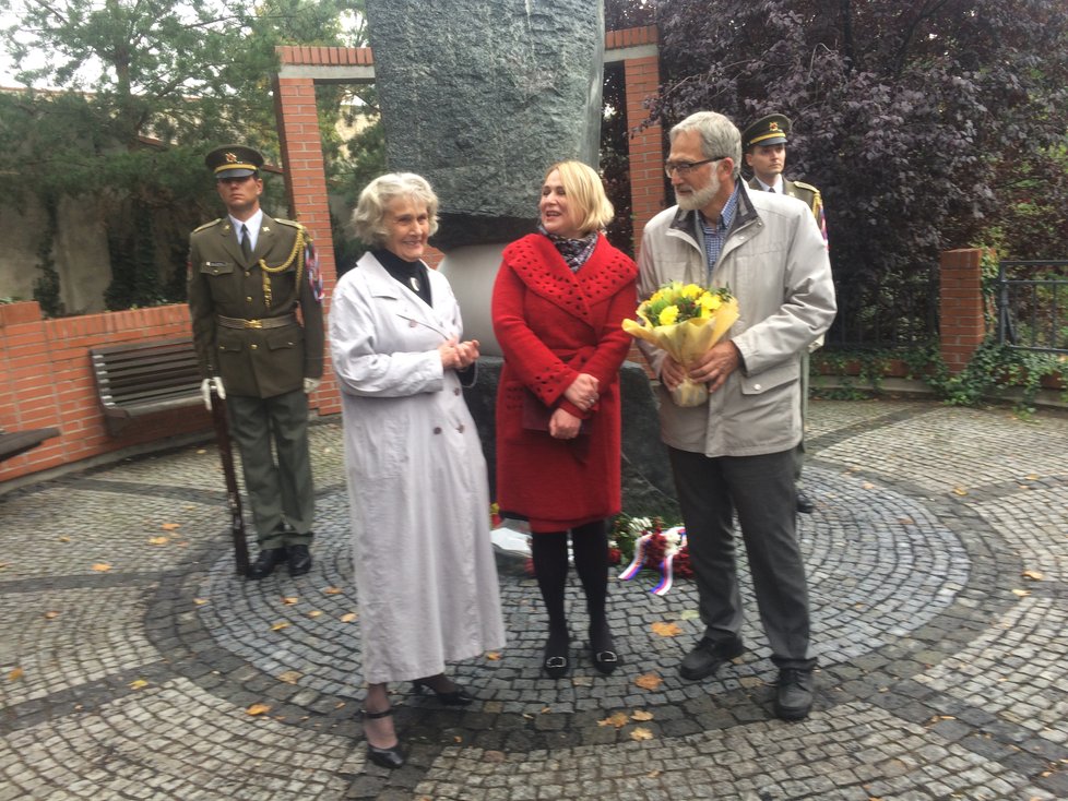 S iniciativou zbudovat pomník Miladě Horákové a vůbec obětem dvou totalit přišla  paní Jitka Titzlová, členka Klubu dr. Milady Horákové (na fotografii vlevo).