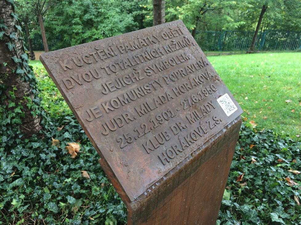 Pomník je věnovaný obětem nacistického i komunistického režimu. Ty pomyslně spojuje osoba Milady Horákové, která byla během obou režimů perzekvovaná.