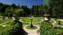 Růžová zahrada na Konopišti. Jen necelou hodinku cesty od Prahy se nedaleko Benešova nachází jeden z nejhonosnějších českých zámků. Obklopuje ho rozsáhlý krajinářský park, jehož součástí je i překrásná Růžová zahrada. Založil ji arcivévoda František Ferdinand d´Este kolem roku 1900.