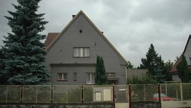 Nenápadný šedivý domek na kraji Sezimova Ústí, který Parkanová obývá s manželem Zdeňkem