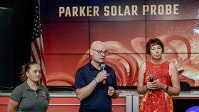 Vědci z NASA popisují misi sondy Parker Solar Probe (Parkerova sluneční sonda) v Kennedy Space Center na Floridě.