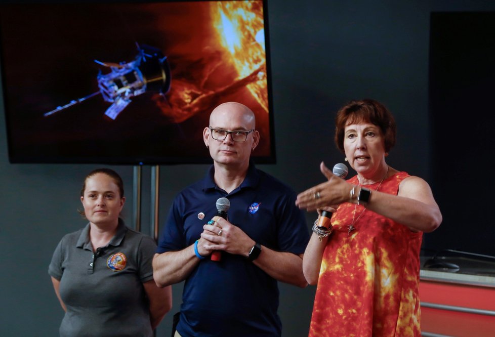 NASA plánuje vyslání sondy ke Slunci. Zleva: Betsy Congdon, vedoucí konstrukce tepelné ochrany Parker Solar Probe (Parkerovy sluneční sondy), Alex Young, vědec v Goddardském centru pro vesmírné lety, Nicola Fox, vědkyně z Laboratoře aplikované fyziky Johna Hopkinse (APL).