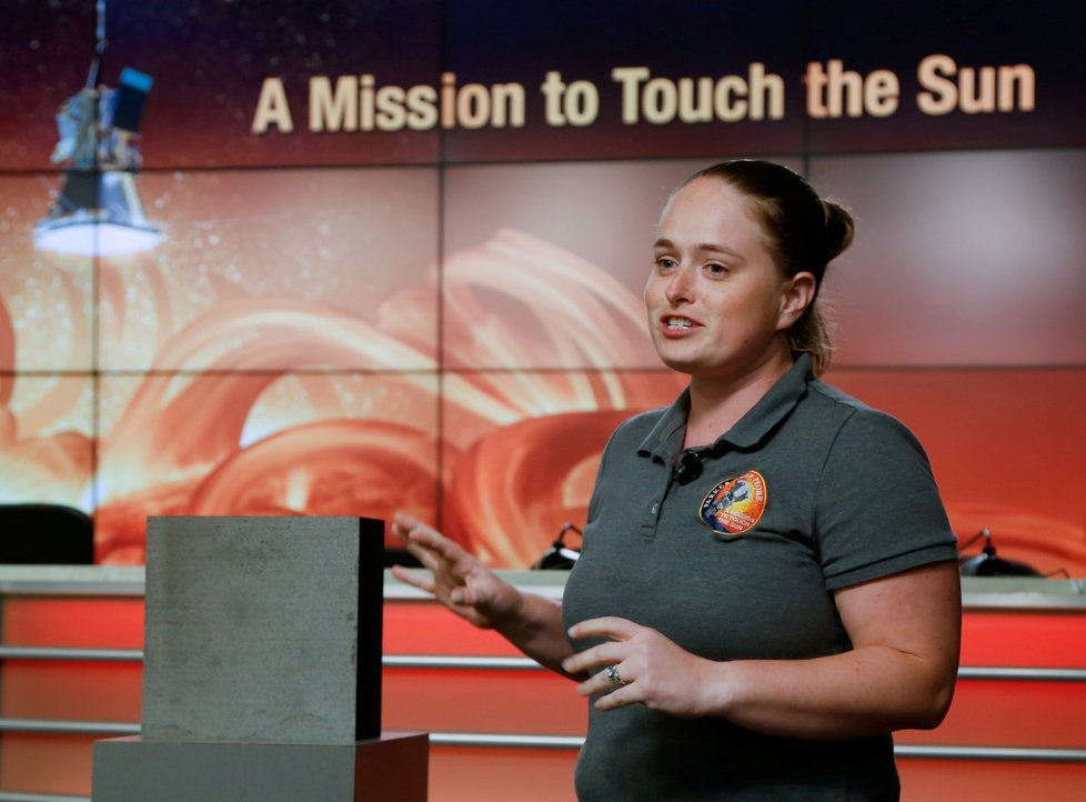 NASA plánuje vyslání sondy ke Slunci. Na fotce Betsy Congdon, vedoucí konstrukce tepelné ochrany Parker Solar Probe (Parkerovy sluneční sondy)