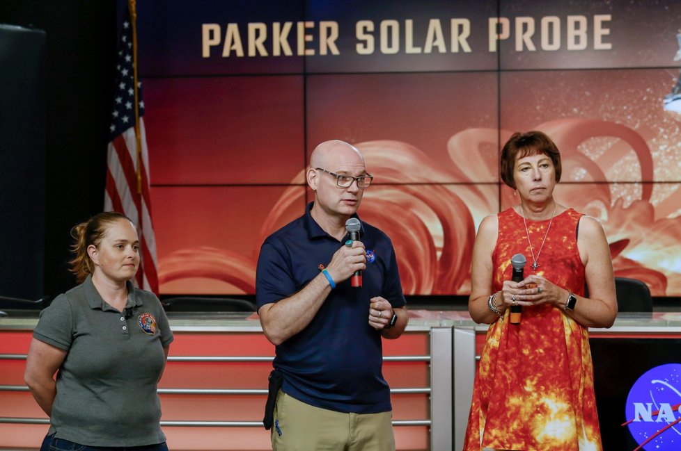 NASA plánuje vyslání sondy ke Slunci. Zleva: Betsy Congdon, vedoucí konstrukce tepelné ochrany Parker Solar Probe (Parkerovy sluneční sondy), Alex Young, vědec v Goddardském centru pro vesmírné lety, Nicola Fox, vědkyně z Laboratoře aplikované fyziky Johna Hopkinse (APL).