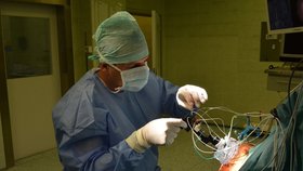 Neurochirurg David Krahulík zavádí při revoluční operaci elektrodu do jádra mozku pacienta