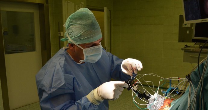 Neurochirurg David Krahulík zavádí při revoluční operaci elektrodu do jádra mozku pacienta