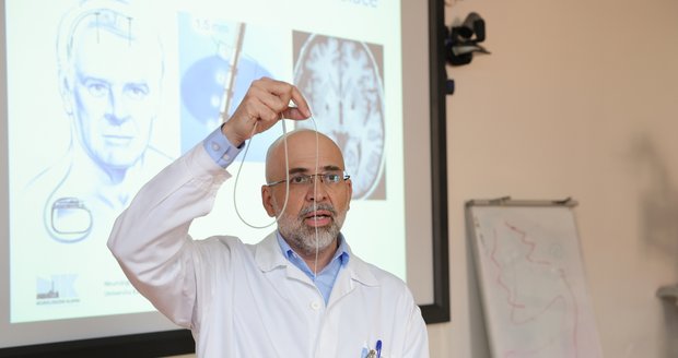 Prof. MUDr. Robert Jech, přednosta Neurologické kliniky VFN