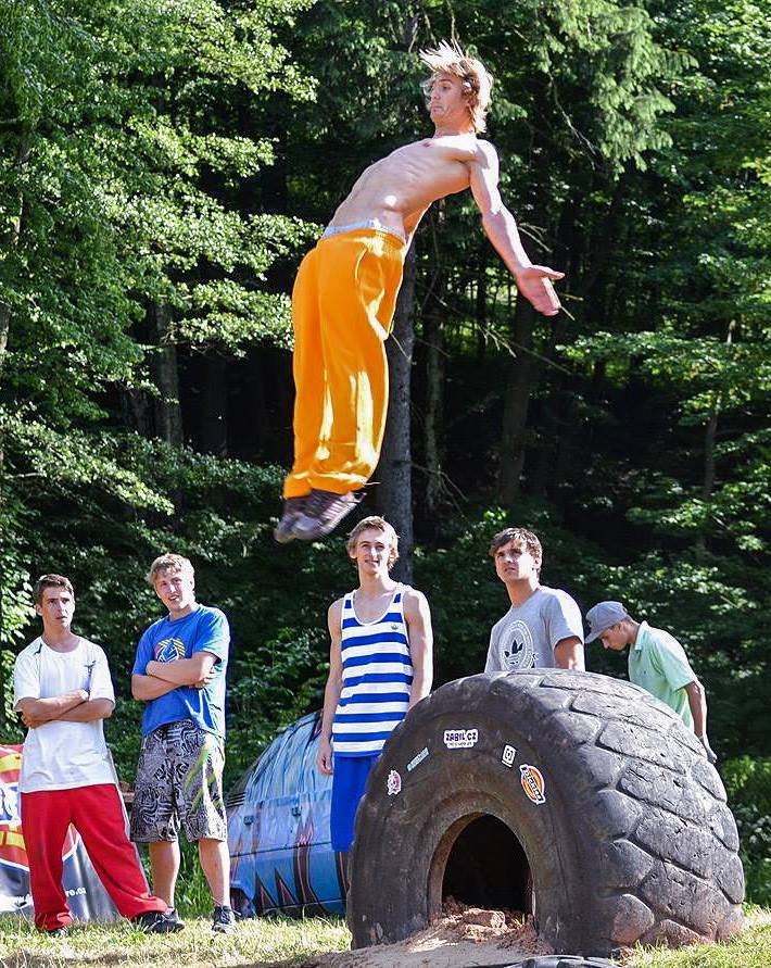 Začít s parkourem je jednoduché: stačí tenisky, tepláky, tričko a odhodlání