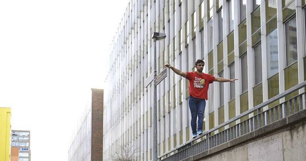 Parkour není o nesmyslném skákání bez tréninku. Všechno se učí od těch největších základů.