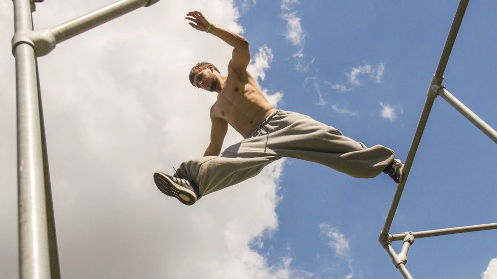 Parkour není o nesmyslném skákání bez tréninku. Všechno se učí od těch největších základů.