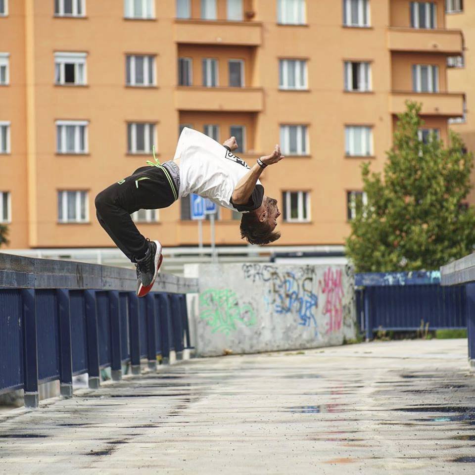 Parkour není o nesmyslném skákání bez tréninku. Všechno se učí od těch největších základů.