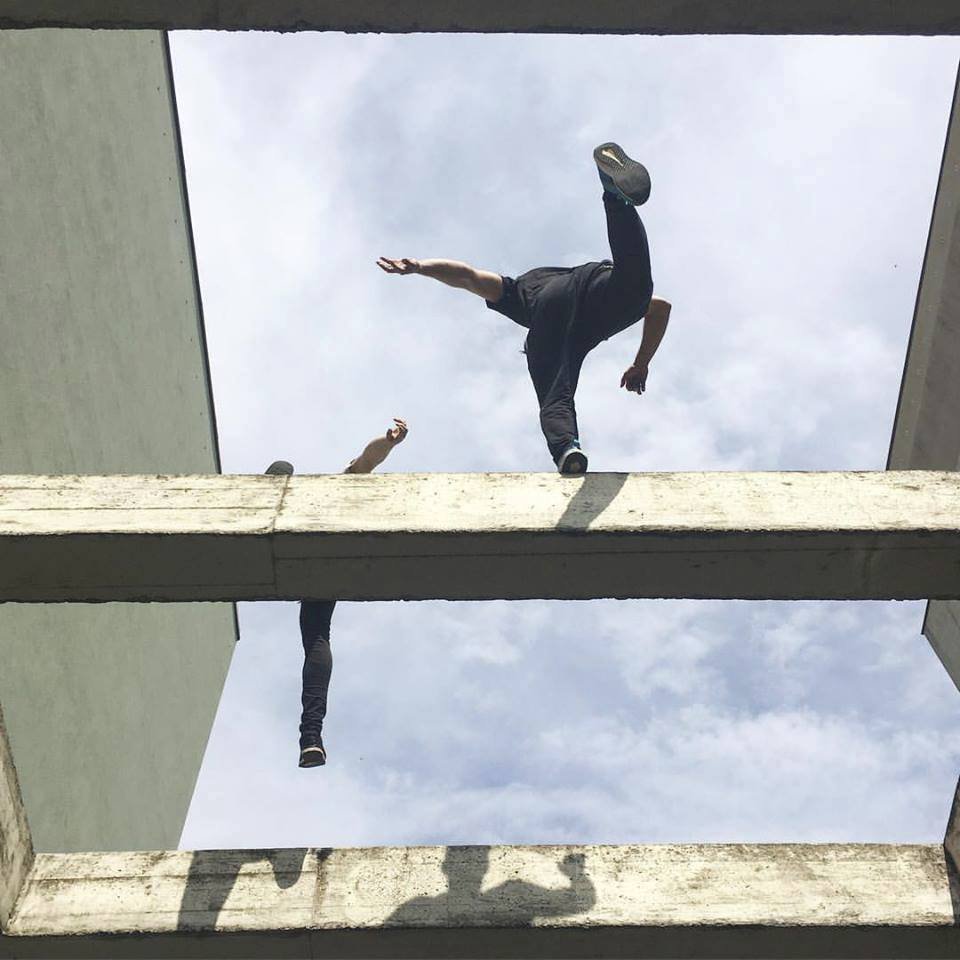 Parkour není o nesmyslném skákání bez tréninku. Všechno se učí od těch největších základů.