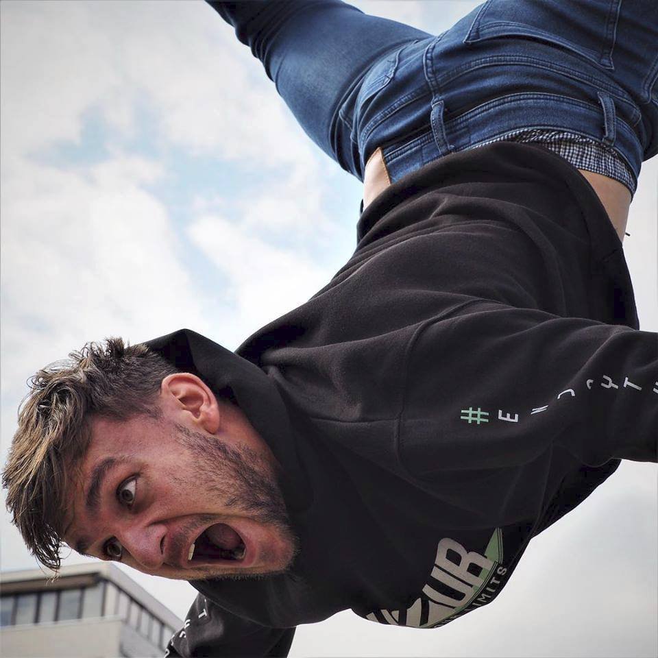 Parkour není o nesmyslném skákání bez tréninku. Všechno se učí od těch největších základů.