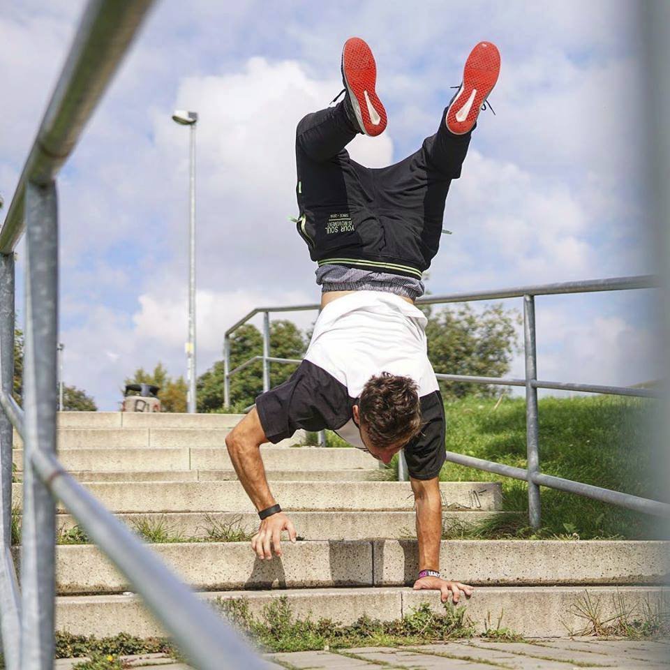 Parkour není o nesmyslném skákání bez tréninku. Všechno se učí od těch největších základů.