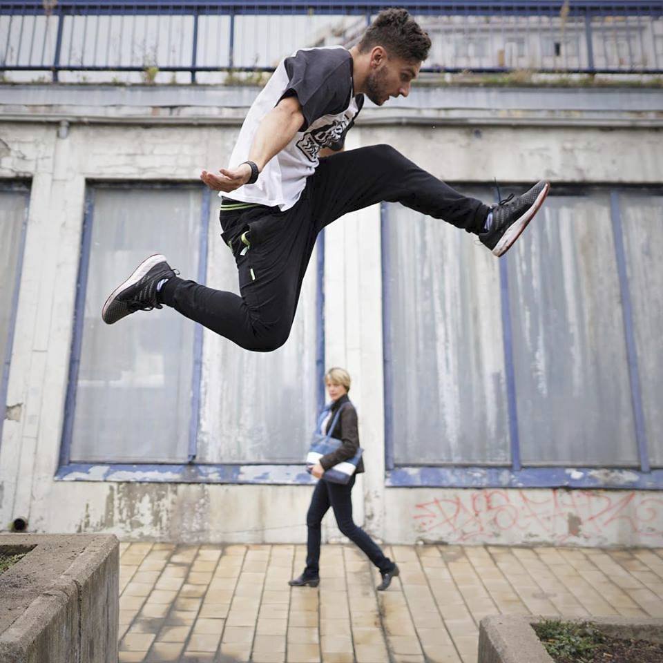 Parkour není o nesmyslném skákání bez tréninku. Všechno se učí od těch největších základů.