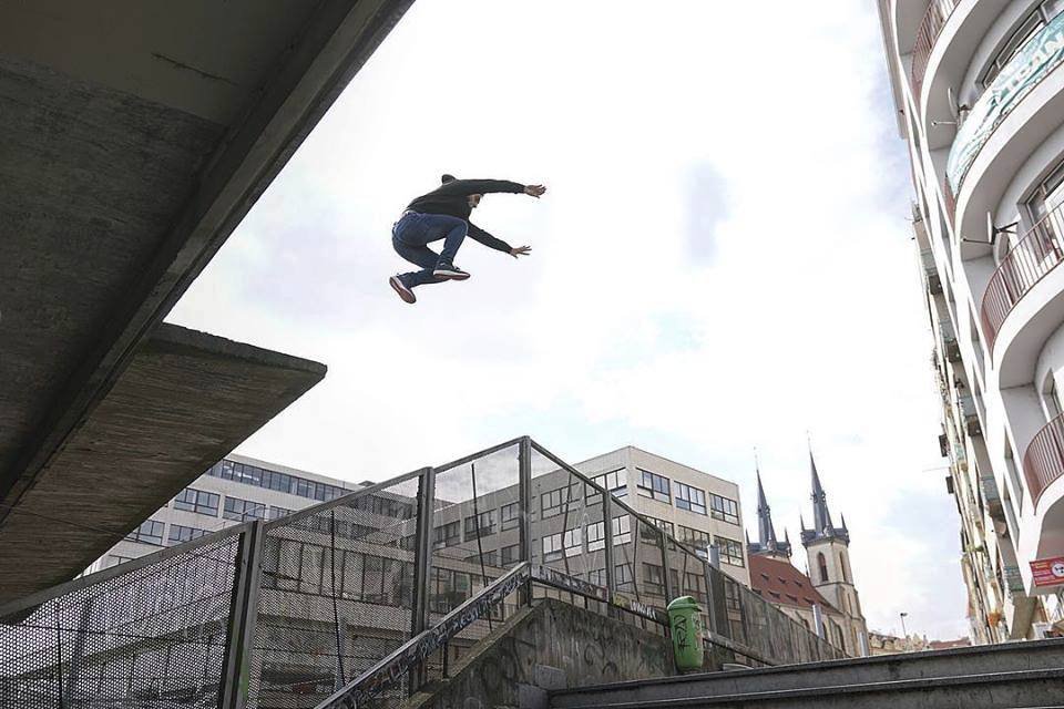 Parkour není o nesmyslném skákání bez tréninku. Všechno se učí od těch největších základů.