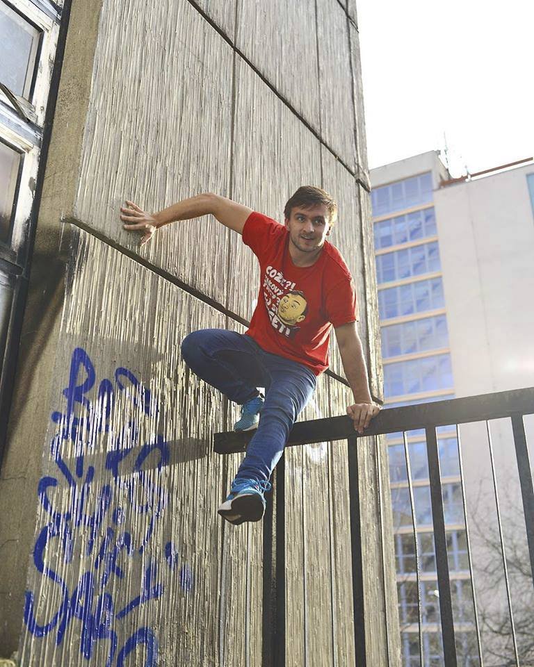 Parkour není o nesmyslném skákání bez tréninku. Všechno se učí od těch největších základů.