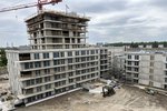 Dokončení hrubé stavby prvního bloku Parkové čtvrti na Nákladovém nádraží Žižkov v květnu 2023.