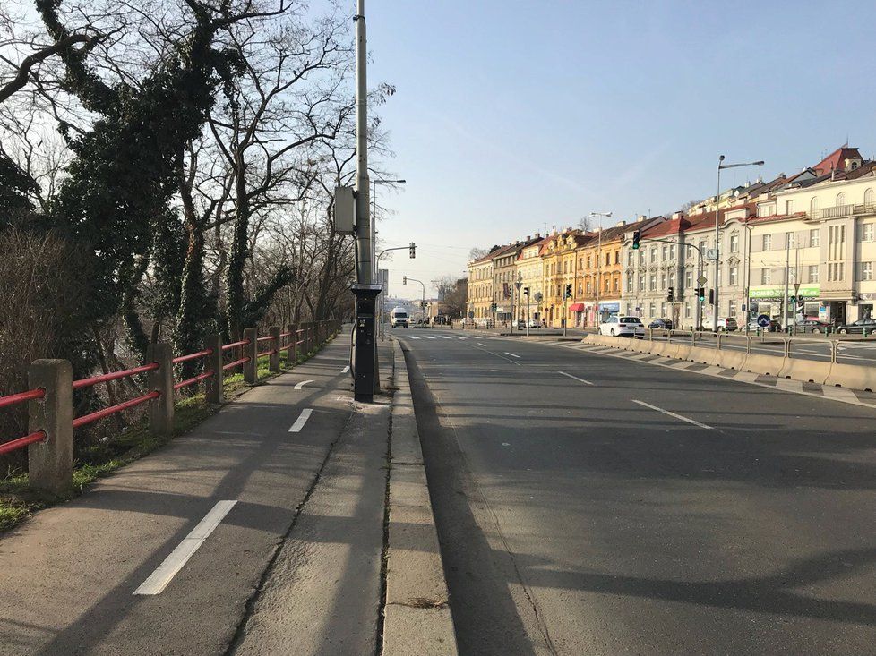 Na Nábřeží Kapitána Jaroše stojí parkovací automat: Místa k parkování tam ale žádná nejsou.