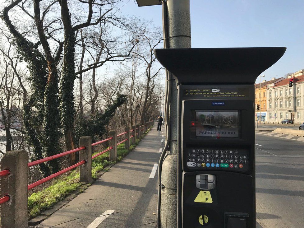 Na Nábřeží Kapitána Jaroše stojí parkovací automat: Místa k parkování tam ale žádná nejsou.