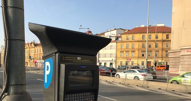 Na Nábřeží Kapitána Jaroše stojí parkovací automat: Místa k parkování tam ale žádná nejsou.