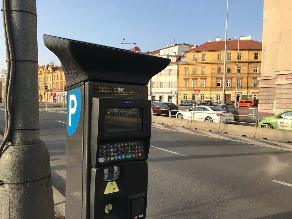 Na Nábřeží Kapitána Jaroše stojí parkovací automat: Místa k parkování tam ale žádná nejsou.
