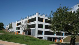 Nový parkovací dům pro zaměstnance plzeňské fakultní nemocnice.