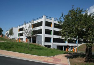 Nový parkovací dům pro zaměstnance plzeňské fakultní nemocnice.